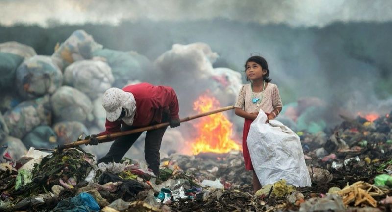 the-hopeful-eyes-of-the-girl-make-a-living-by-rubbish-quoc-nguyen